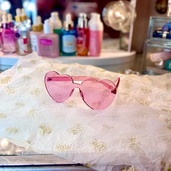 Translucent Heart-Shaped Sunglasses Pink 💗 Excellent Quality Women’s Accesories - Picture 4 of 4